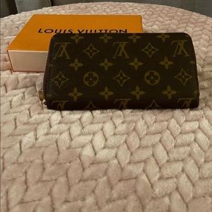 Louis Vuitton zippy wallet